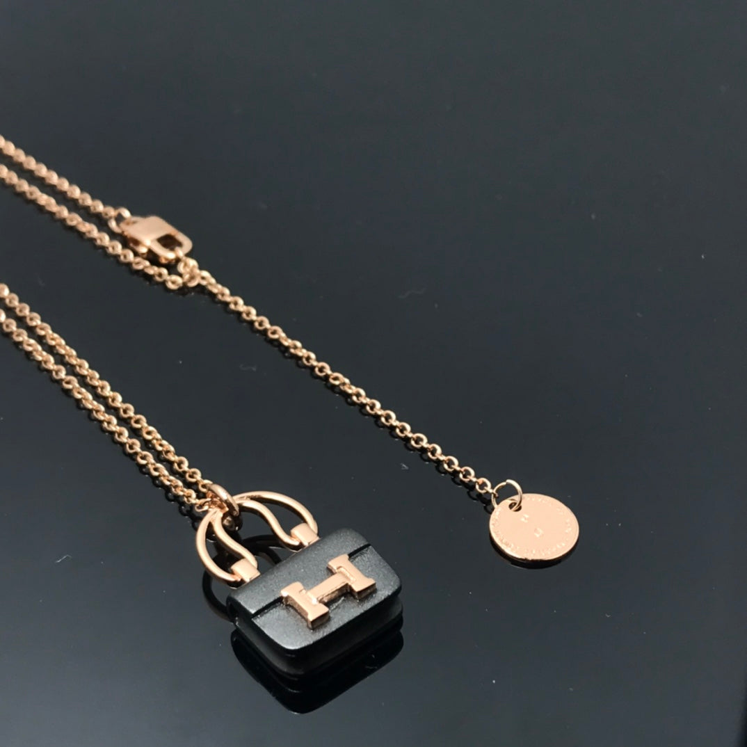 Aura WOMEN'S HM AMULETTES CONSTANCE PENDANT NECKLACE