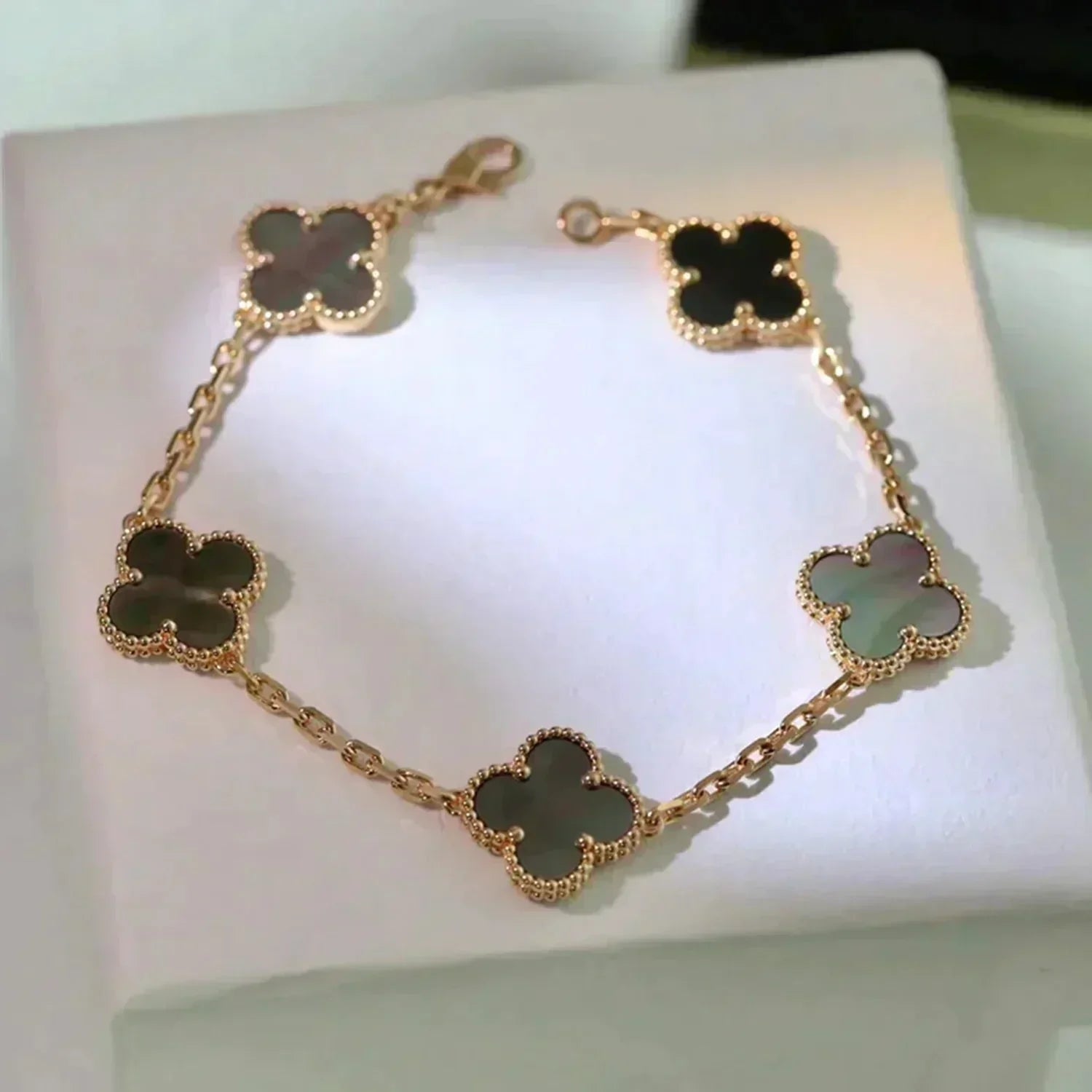 [Aura ]Neue CLOVER 5 MOTIF GRAU MOP ARMBAND KOLLEKTION