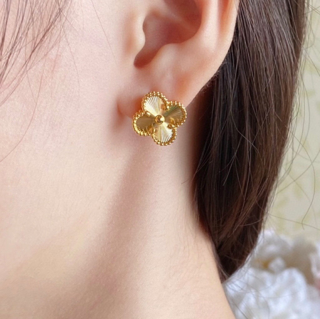 Aura CLOVER MEDIUM STUD EARRINGS