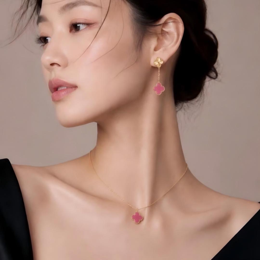 [⭐Aura] NEW CLOVER 15MM PINK ENAMEL NECKLACE