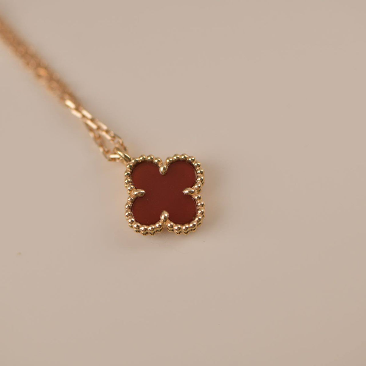 [⭐Aura ]CLOVER MINI 9.5MM WHITE CARNELIANS NECKLACE