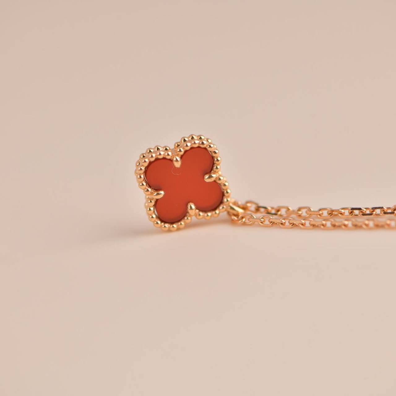 Aura CLOVER MINI 9.5MM WHITE CARNELIANS NECKLACE