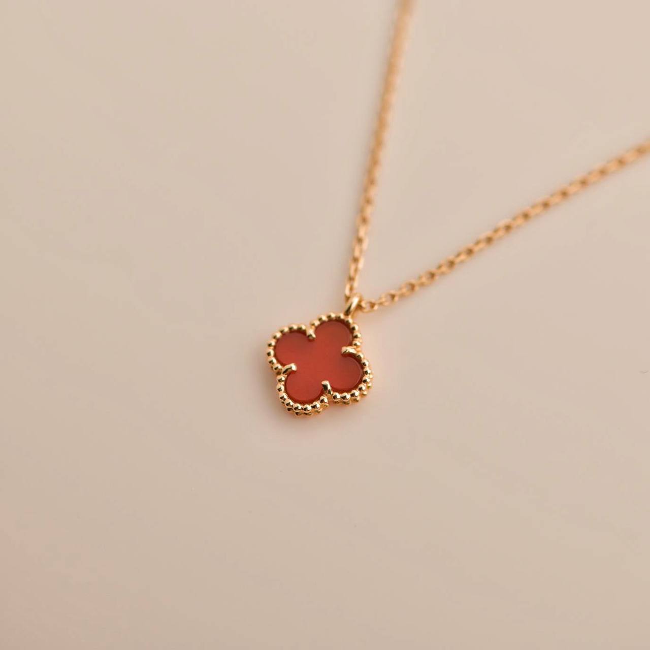 Aura CLOVER MINI 9.5MM WHITE CARNELIANS NECKLACE