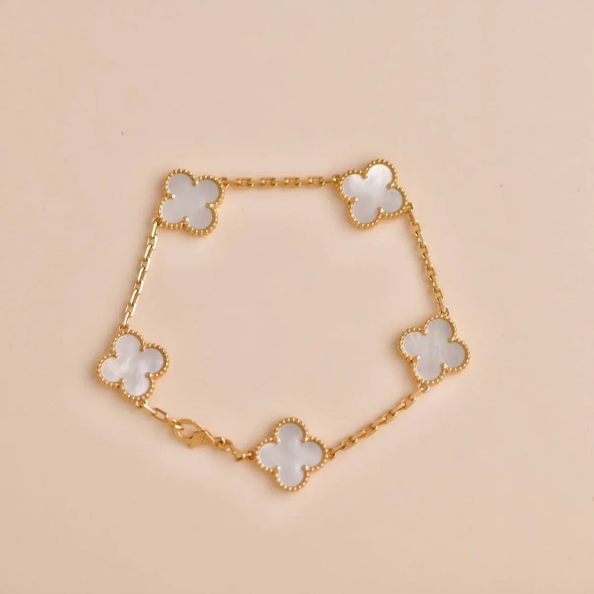 [Aura ]Neue CLOVER WHITE PEARL MOP 5 MOTIV ARMBAND-KOLLEKTION
