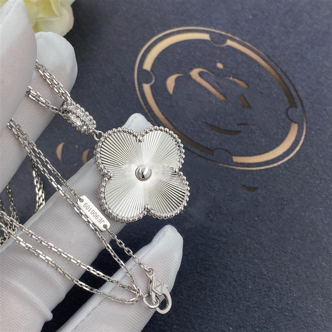 Aura CLOVER 25MM SILVER BIG CLOVER NECKLACE
