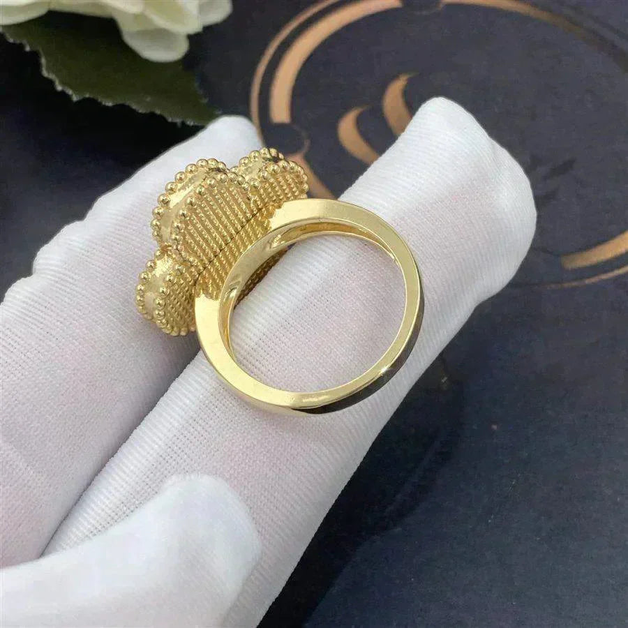 Aura CLOVER WHITE MOP RING