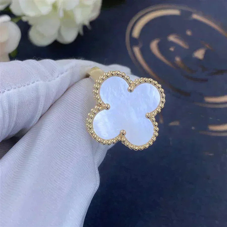 Aura CLOVER WHITE MOP RING