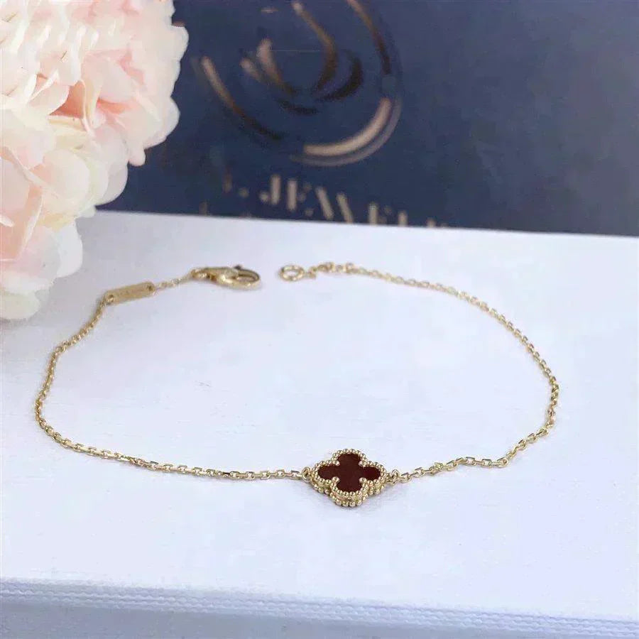 Aura CLOVER CARNELIAN EINZELBLUMEN-ARMBAND