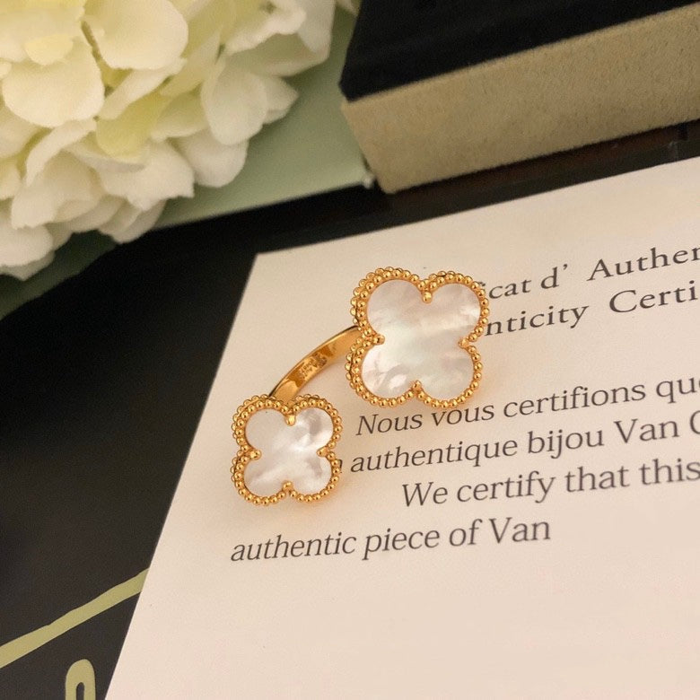 Aura CLOVER BETWEEN THE FINGER RING