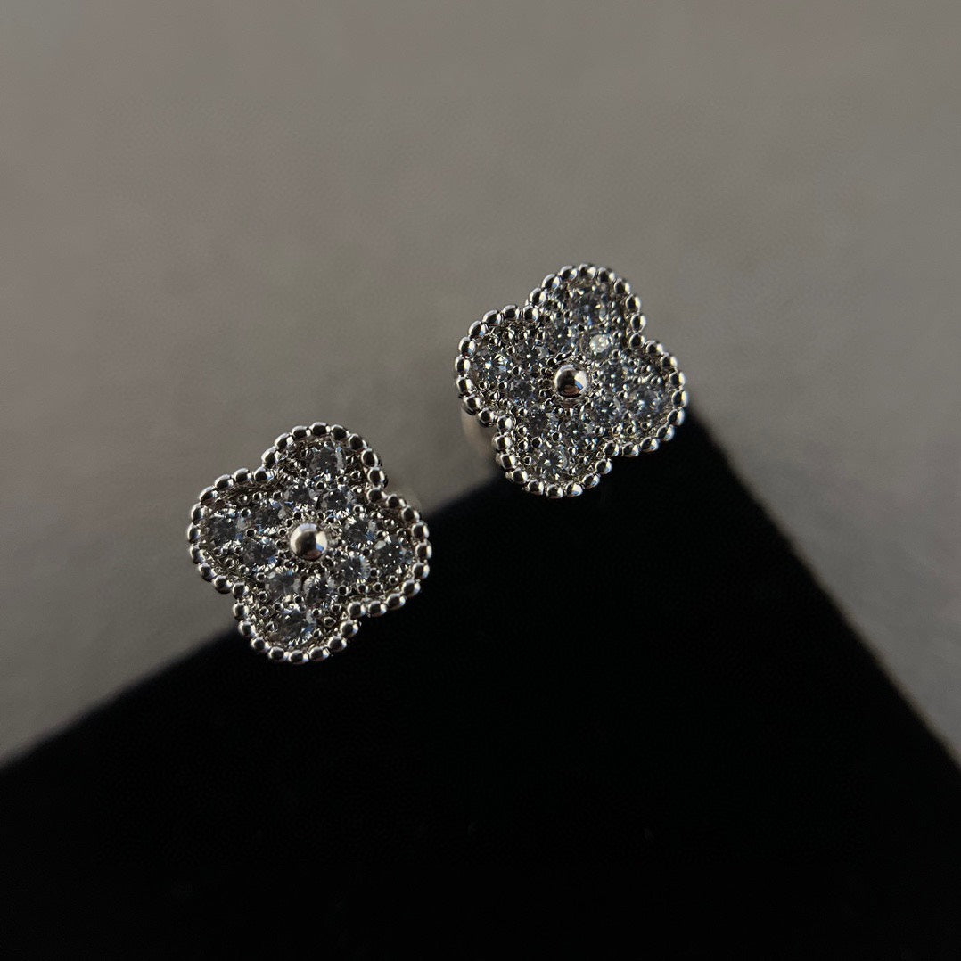 [⭐Aura ]CLOVER MINI DIAMOND STUD EARRINGS